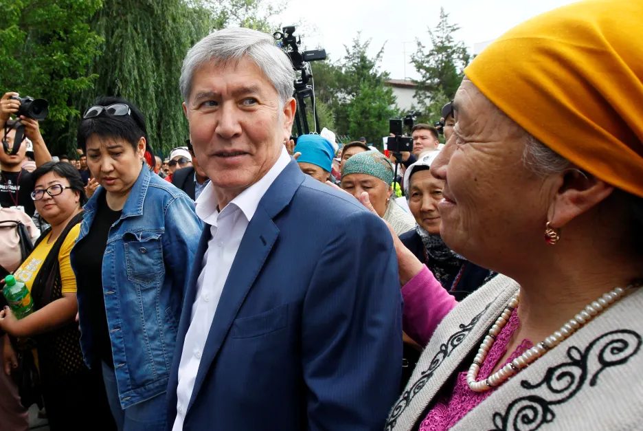 Almazbek Atambajev před zatčením se svými příznivci v Biškeku