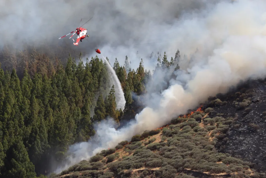 Hašení lesního požáru na ostrově Gran Canaria