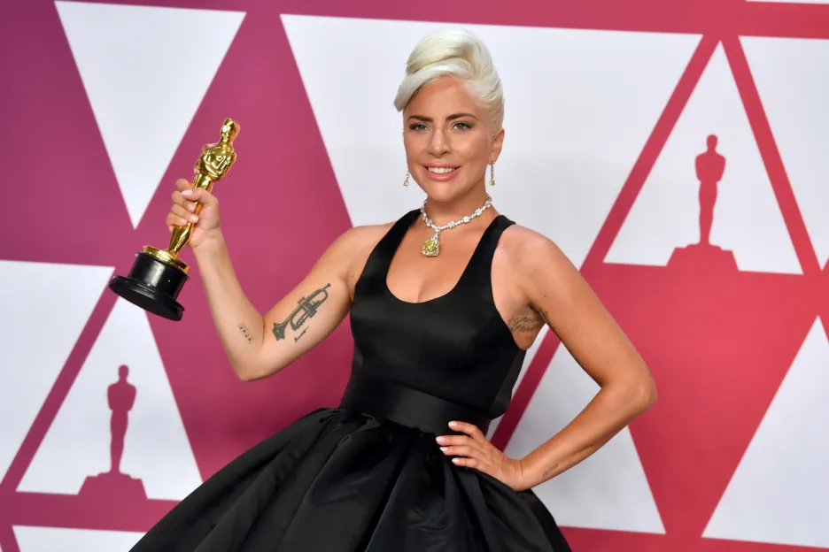 Lady Gaga se soškou Oscara za nejlepší píseň Shallow
