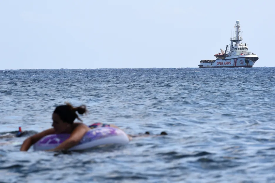 Loď organizace Proactiva Open Arms čeká v italských vodách