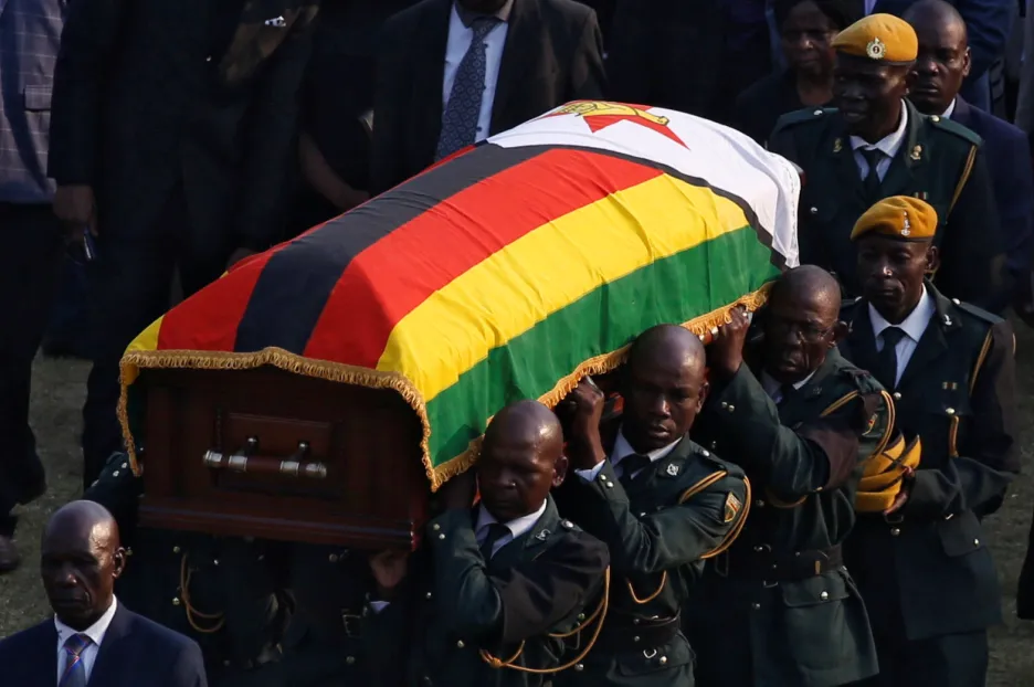 Vojáci nesoucí rakev s Mugabeho pozůstaky