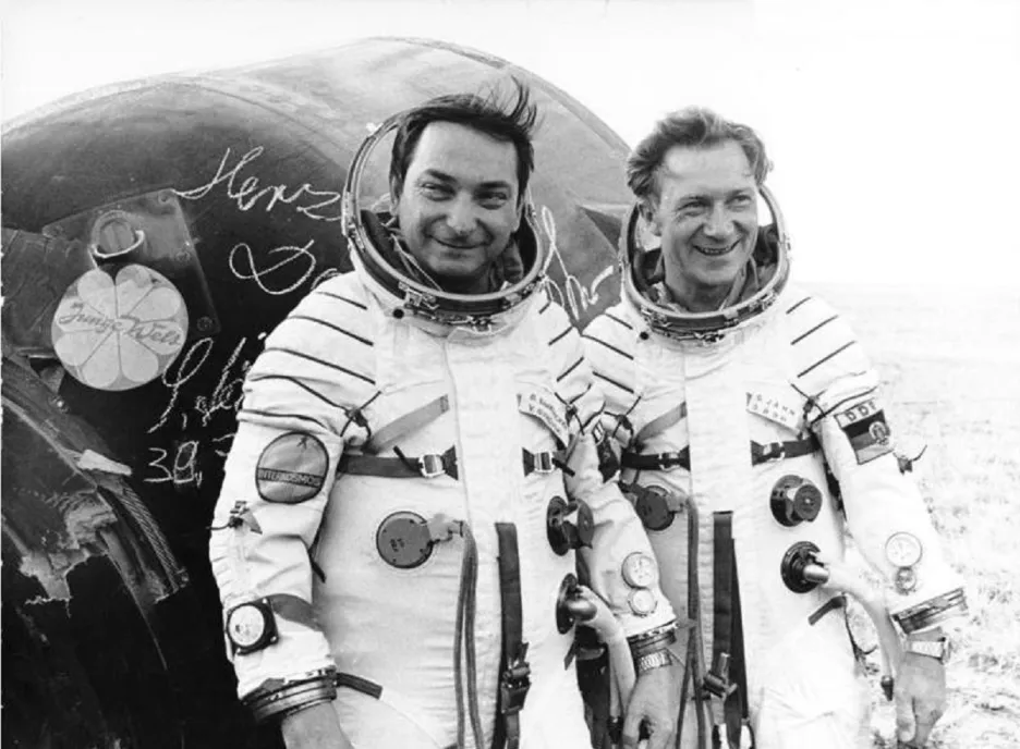 Kosmonauti Bykowski (vlevo) a Jähn (vpravo)