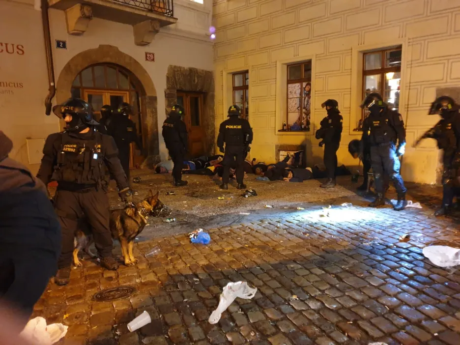 Zákrok policie proti fotbalovým výtržníkům v Praze (11. 10. 2019)