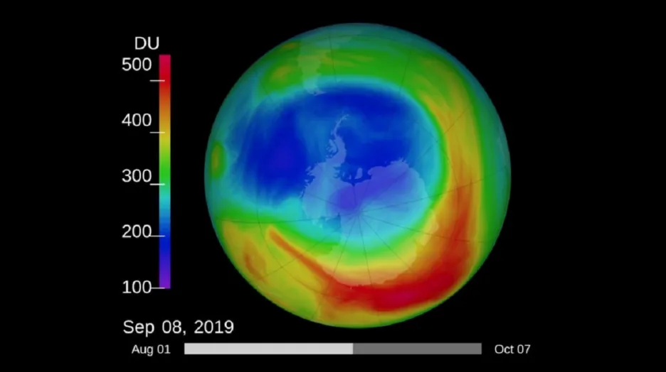 Ozonová díra (modře) nad Antarktidou