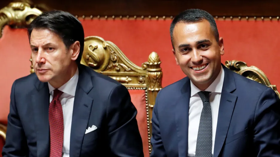Italský premiér Giuseppe Conte a ministr a šéf Hnutí pěti hvězd Luigi Di Maio