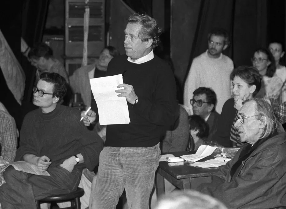 Václav Havel hovoří v Činoherním klubu, vlevo Alexandr Vondra, vpravo Josef Kemr, 19. 11. 1989