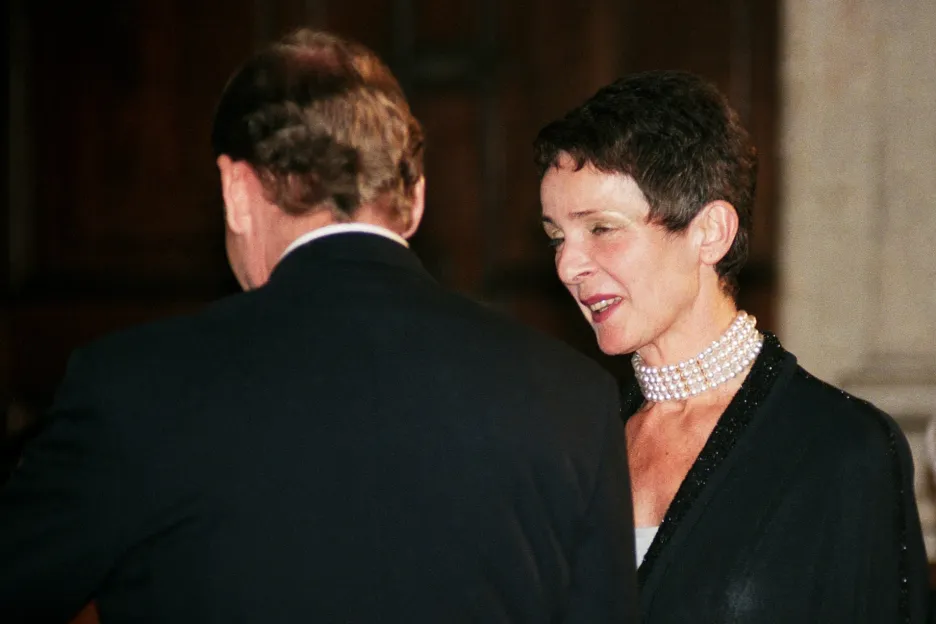 Věra Kunderová přebírá státní vyznamenání za svého manžela, 1995