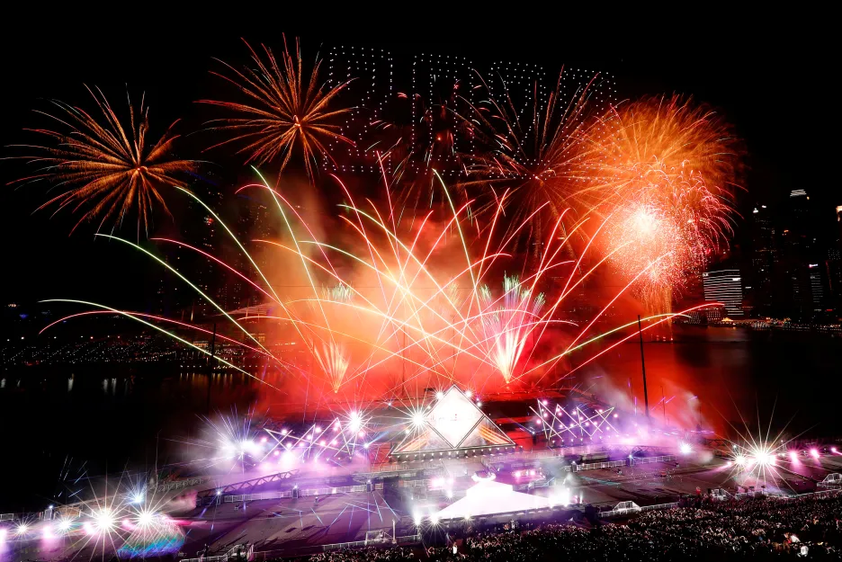  Ohňostroj nad přístavem Marina během silvestrovských oslav v Singapuru 1. ledna 2020. 