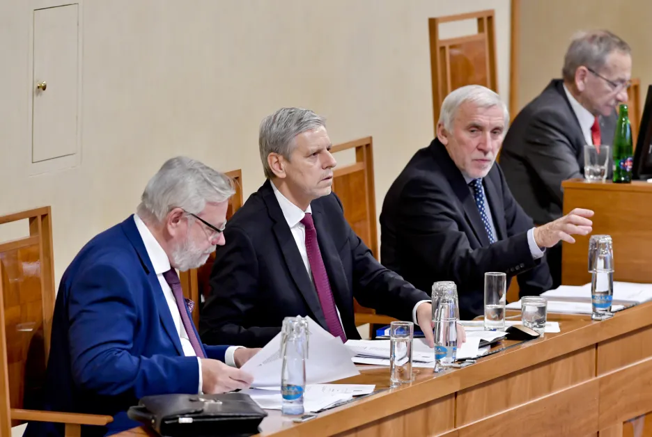 Místopředsedové Senátu (zleva) Jiří Oberfalzer (ODS), Jan Horník (STAN)  a Jiří Růžička ( za TOP 09 + STAN) . Zcela vpravo Jaroslav Kubera (ODS)