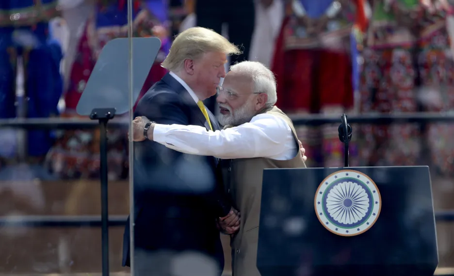 Americký prezident Donald Trump a indický premiér Naréndra Módí při objetí na největším kriketovém stadionu světa