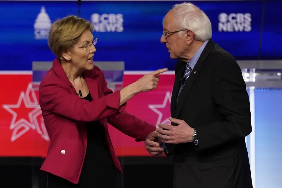 Elisabeth Warrenová a Bernie Sanders během debaty v Charlestonu