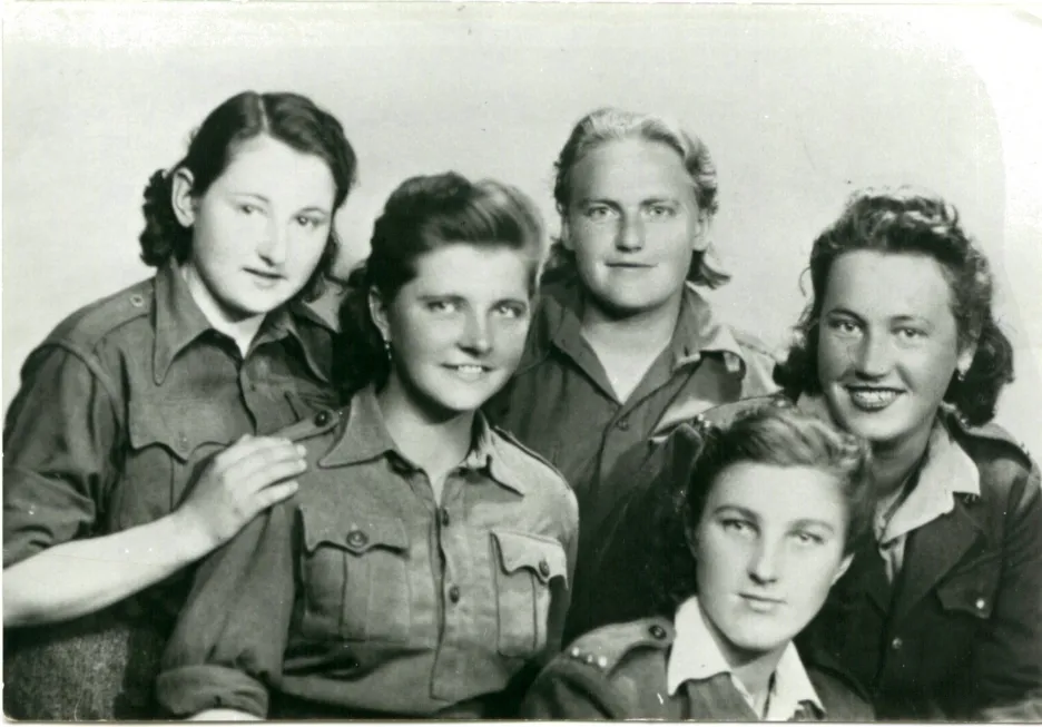 Olga Pěničková (první zleva) v roce 1944