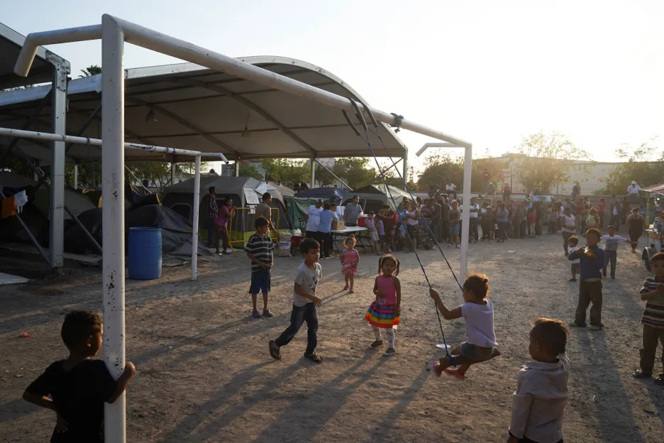 Uprchlický tábor pro rodiny s dětmi na americko-mexické hranici u města Matamoros 