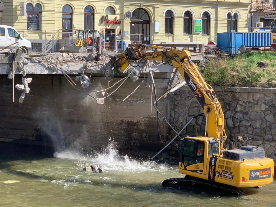Začalo bourání mostu v centru Olomouce