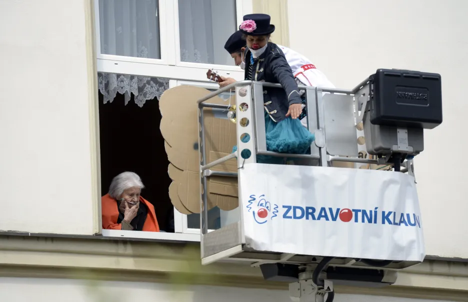 Zdravotní klauni bavili pražské seniory z hydraulické plošiny