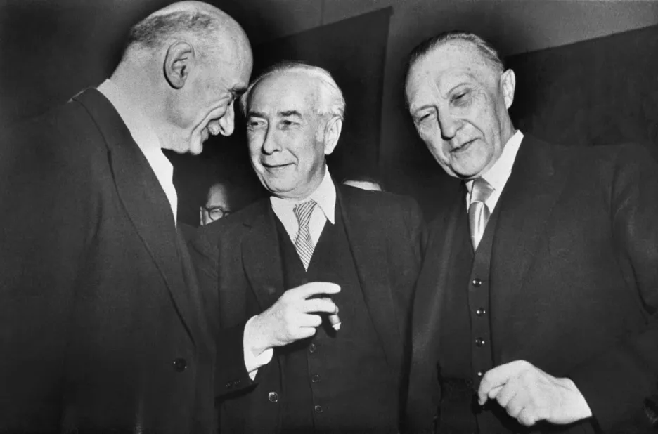  Francouzský ministr zahraničí Robert Schuman, německý prezident Theodor Heuss a kancléř Konrad Adenauer 