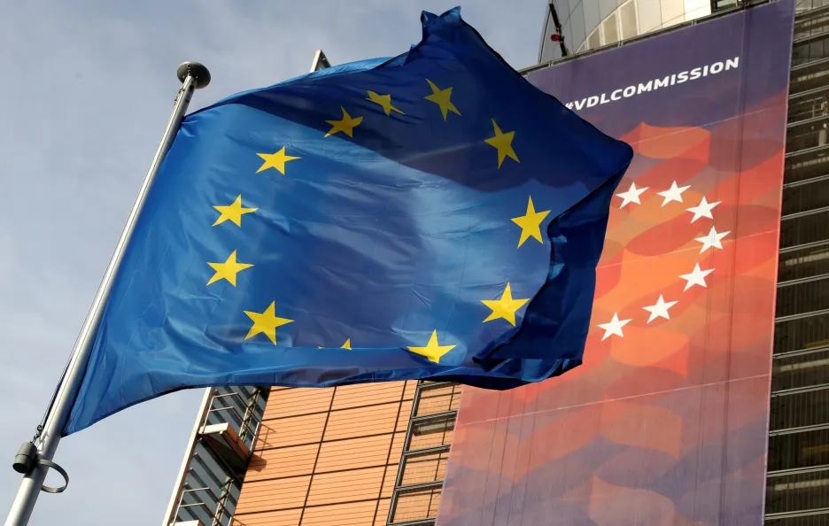 Vlajka EU před sídlem Evropské komise