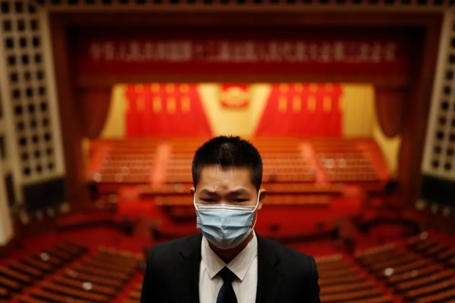 Největší parlament světa se schází ve Velkém sálu lidu na náměstí Nebeského klidu v Pekingu