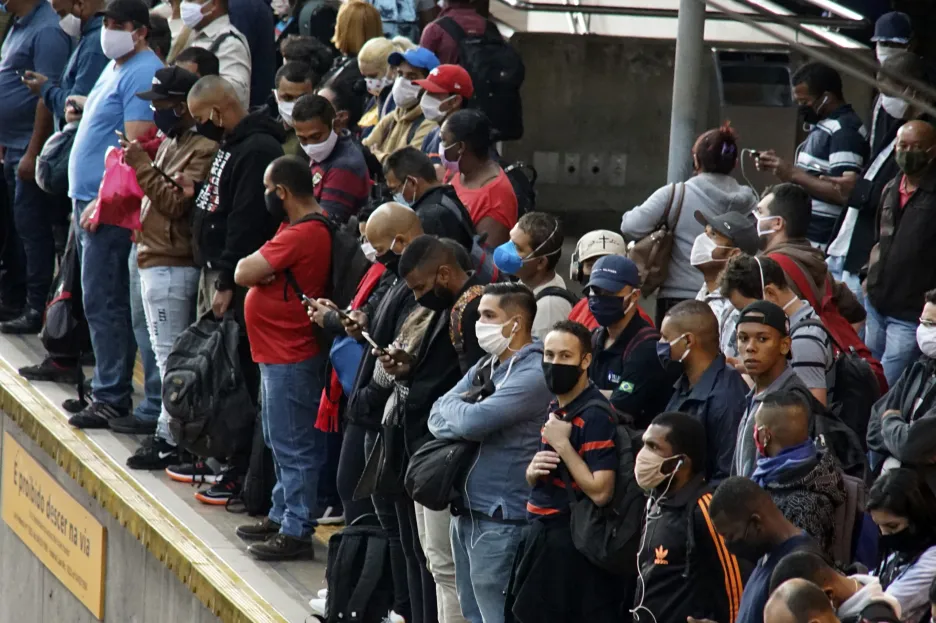 Lidé na nádraží v brazilském Sao Paulu