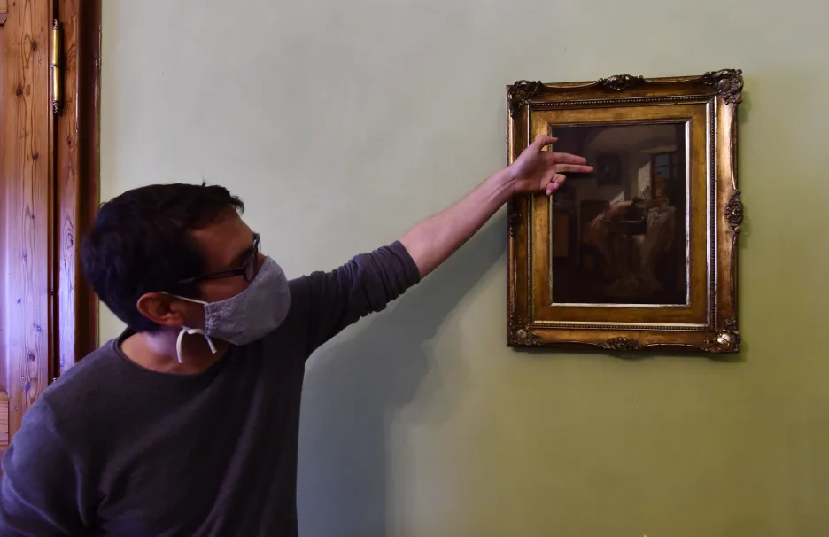 Kastelán Martin Váňa ukazuje obraz  Švadlenka