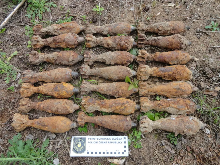 Dělostřelecké miny, které se našly v lese na Písecku