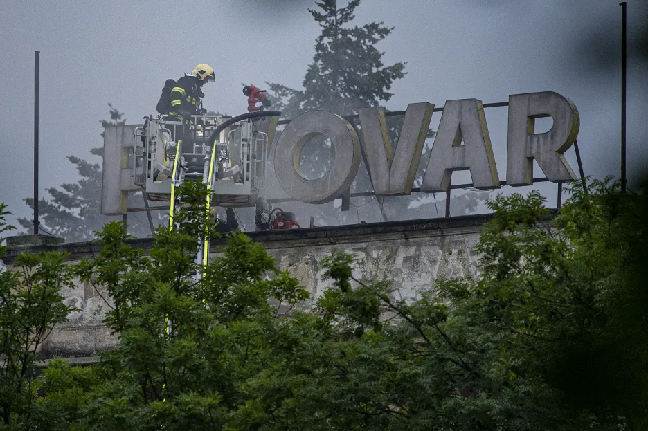 Hasiči zasahují u požáru pivovaru ve Vratislavicích nad Nisou