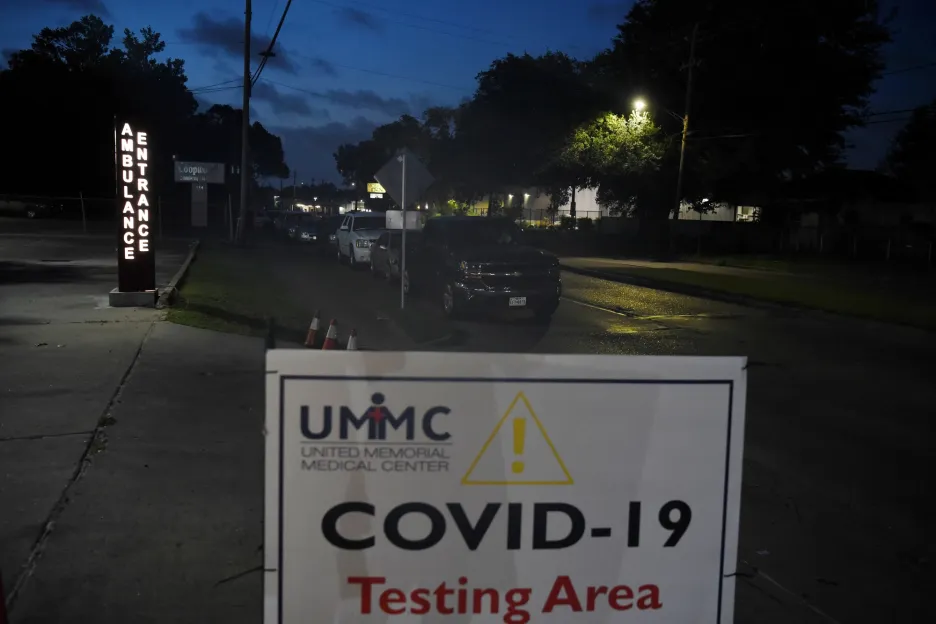 Fronta aut, ve kterých lidé čekají na testování na covid-19 v Houstonu