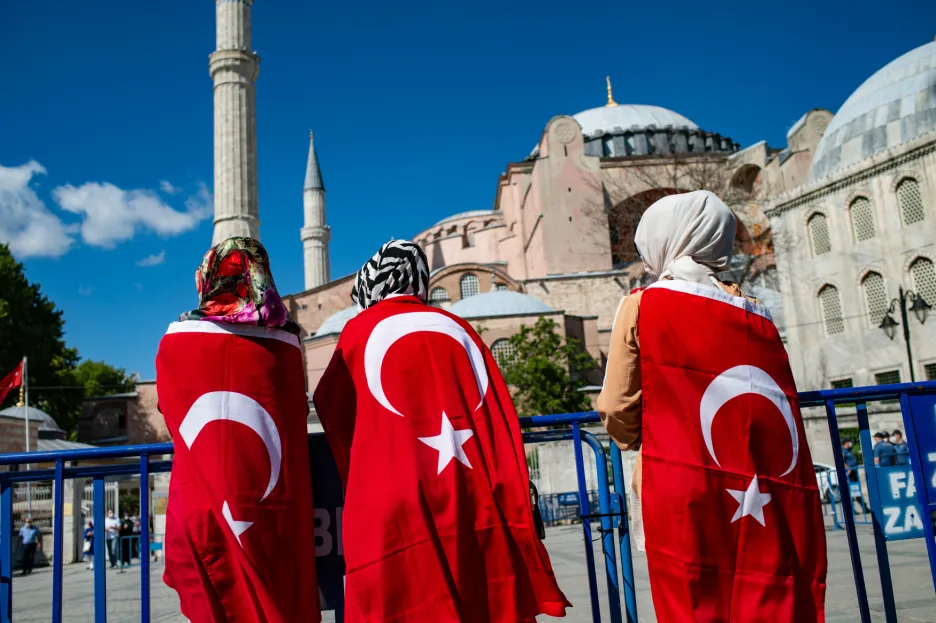 Lidé zahalení v tureckých vlajkách před chrámem Hagia Sofia