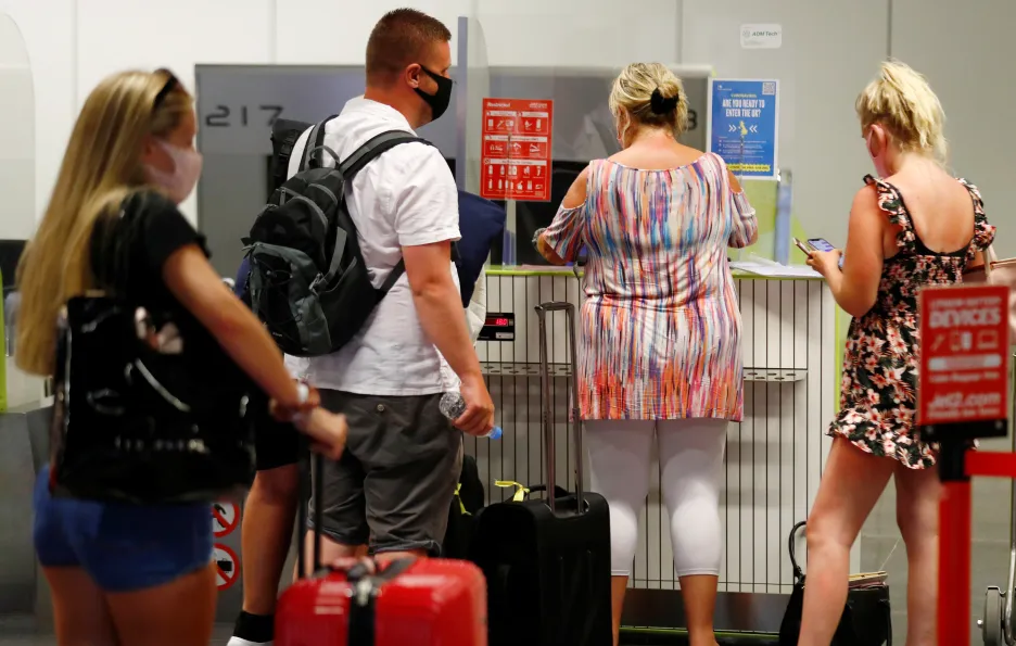 Britští turisté na letišti na Kanárských ostrovech