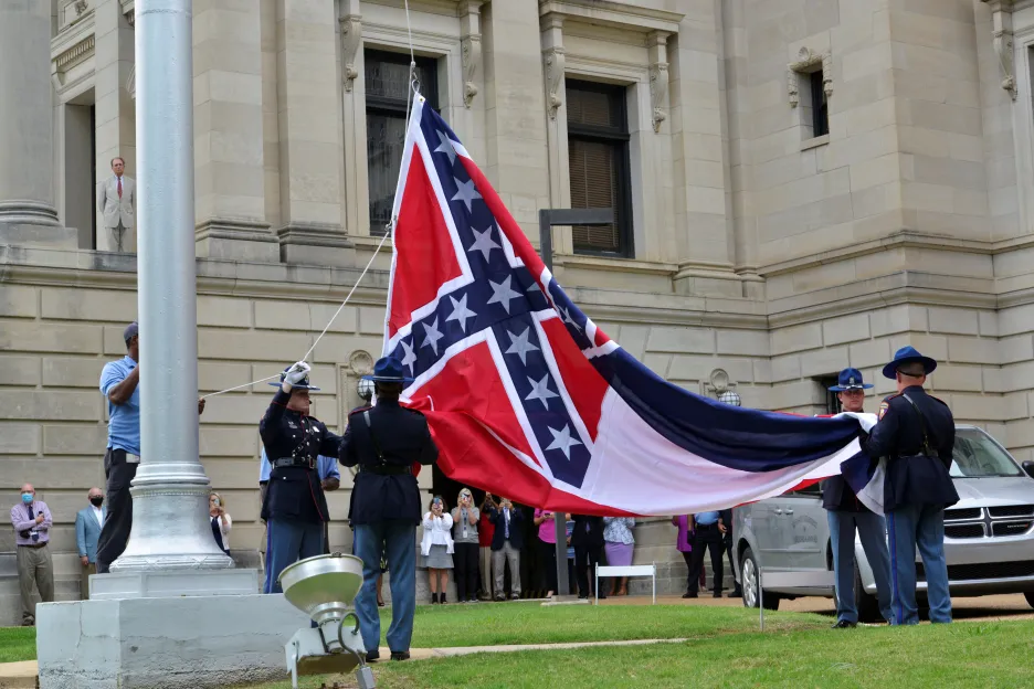 Čestná stráž v Mississippi stahuje dosavadní státní vlajku 