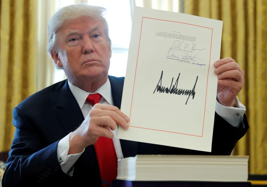 Trumpův podpis na daňové reformě