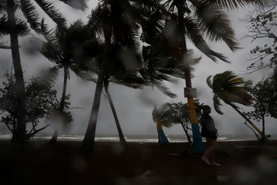 Jeden z možných hurikánů, Laura, se prohnal nad Portorikem
