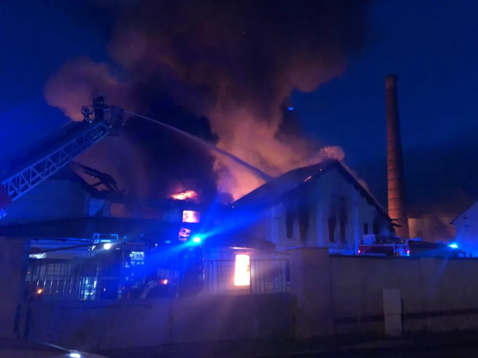 Požár skladu papíru v Košťanech