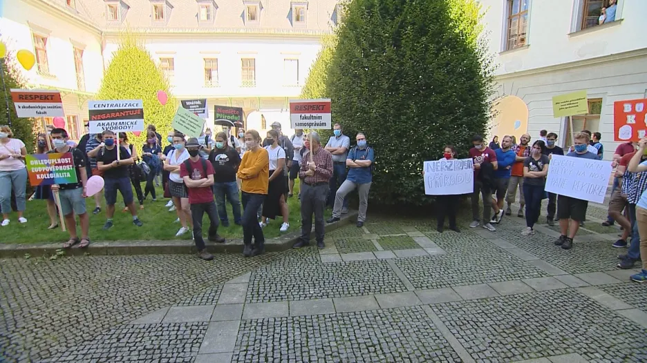 Demonstrace skupiny zaměstnanců a studentů Přírovědecké fakulty