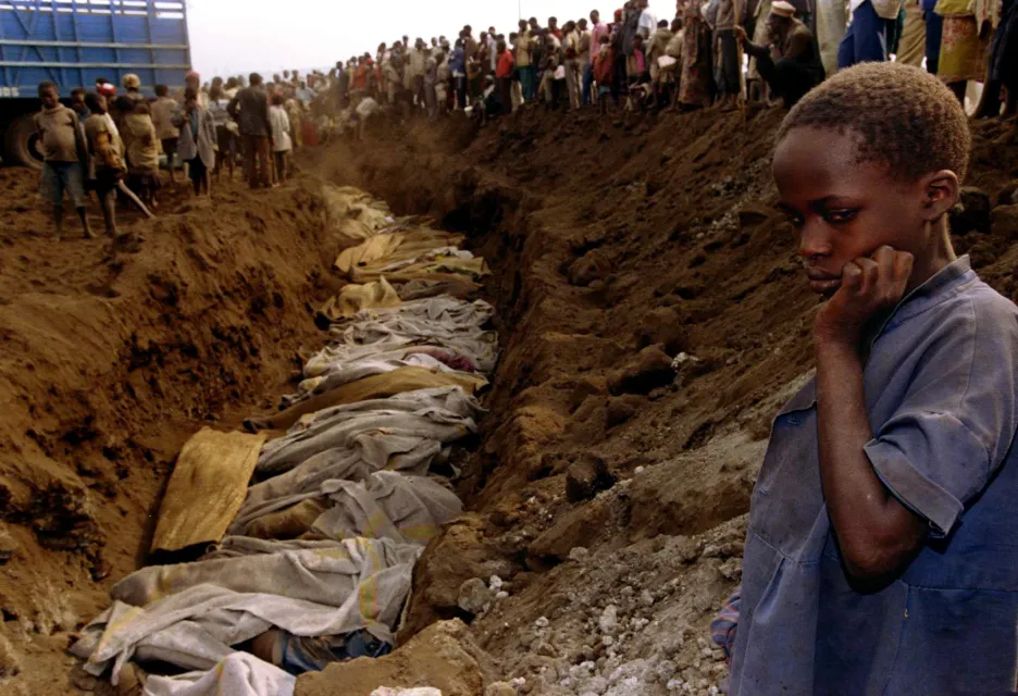 Jeden z masových hrobů ve Rwandě. Fotografie byla pořízená v roce 1994