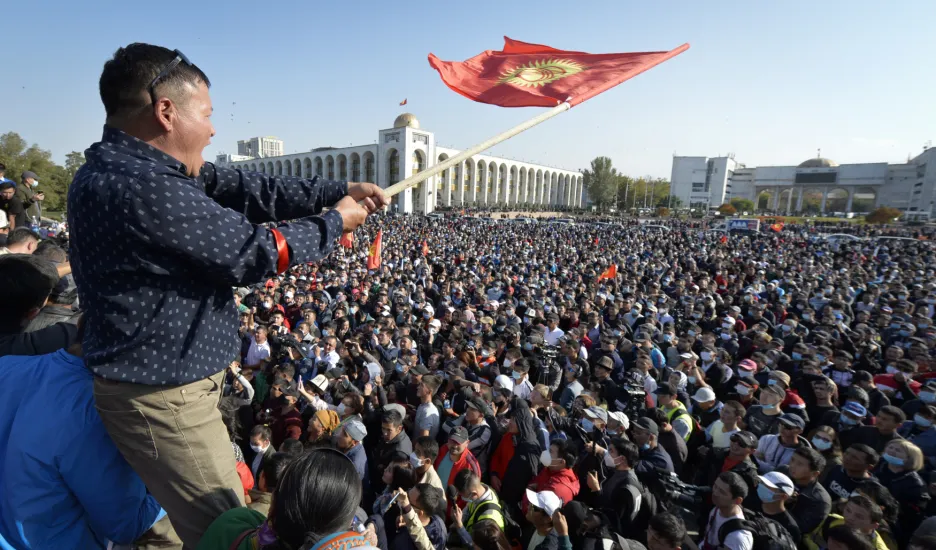 Lidé v kyrgyzstánském Bišteku protestují proti výsledkům parlamentních voleb