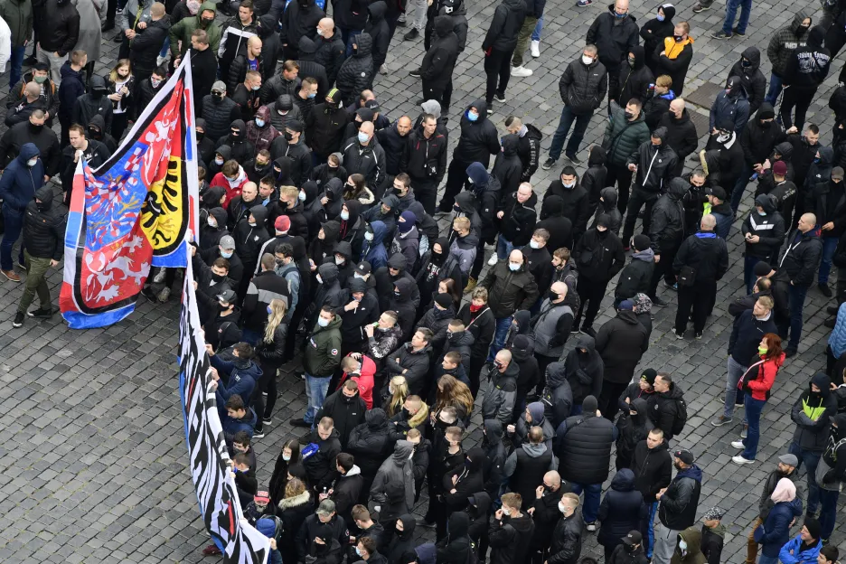 Demonstraci fanoušků v Praze na Staroměstském náměstí proti opatřením kvůli koronaviru