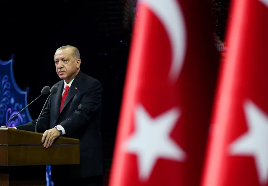 Turecký prezident Erdogan při pondělním proslovu v Ankaře