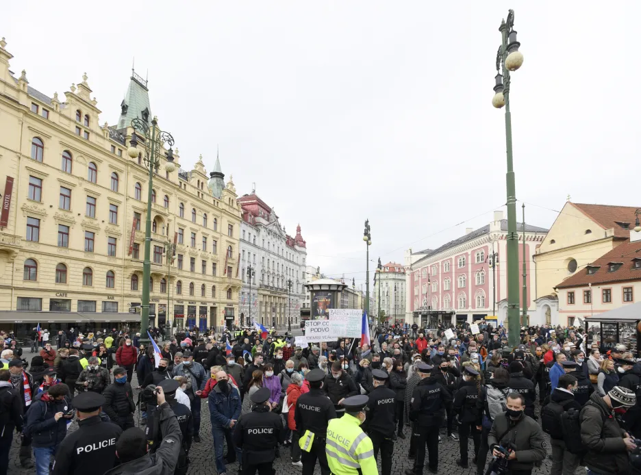 Pražské náměstí Republiky po příchodu demonstrantů ohradili policisté