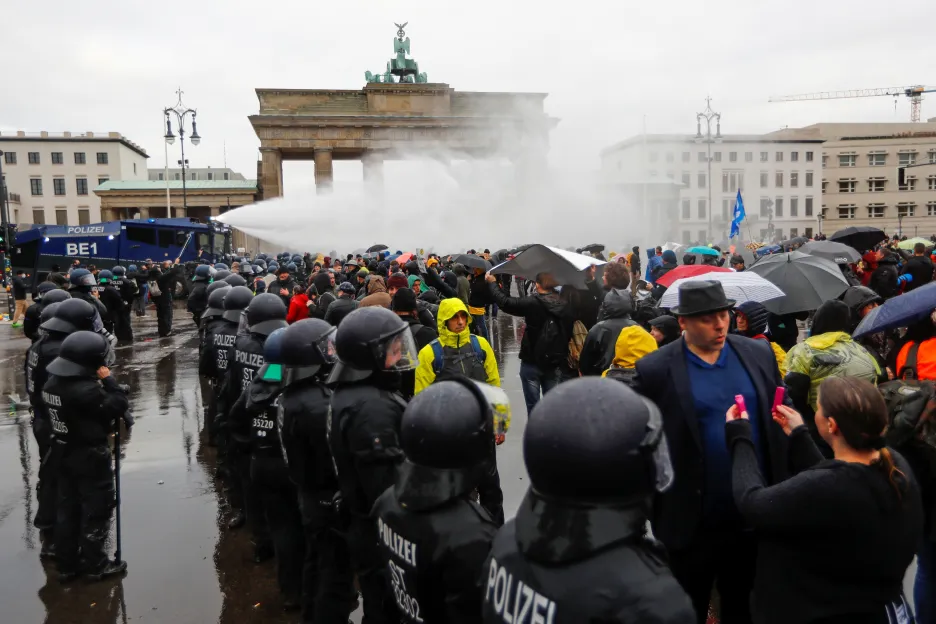 Policejní zásah proti účastníkům demonstrace v Berlíně