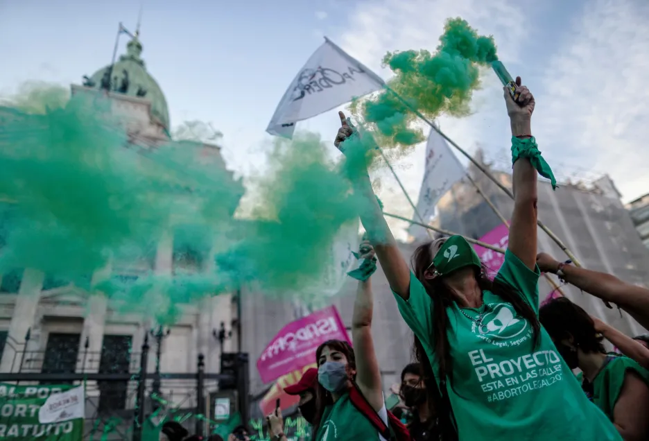 Stávka za právo na potrat v argentinském Buenos Aires. Prezident země dává ženám naději na beztrestnost umělého přerušení těhotenství 