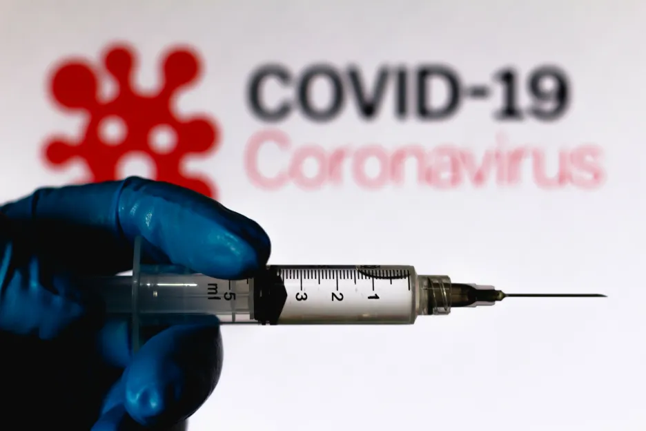 Nejsilnější hoaxy se teď šíří o očkování proti covidu 