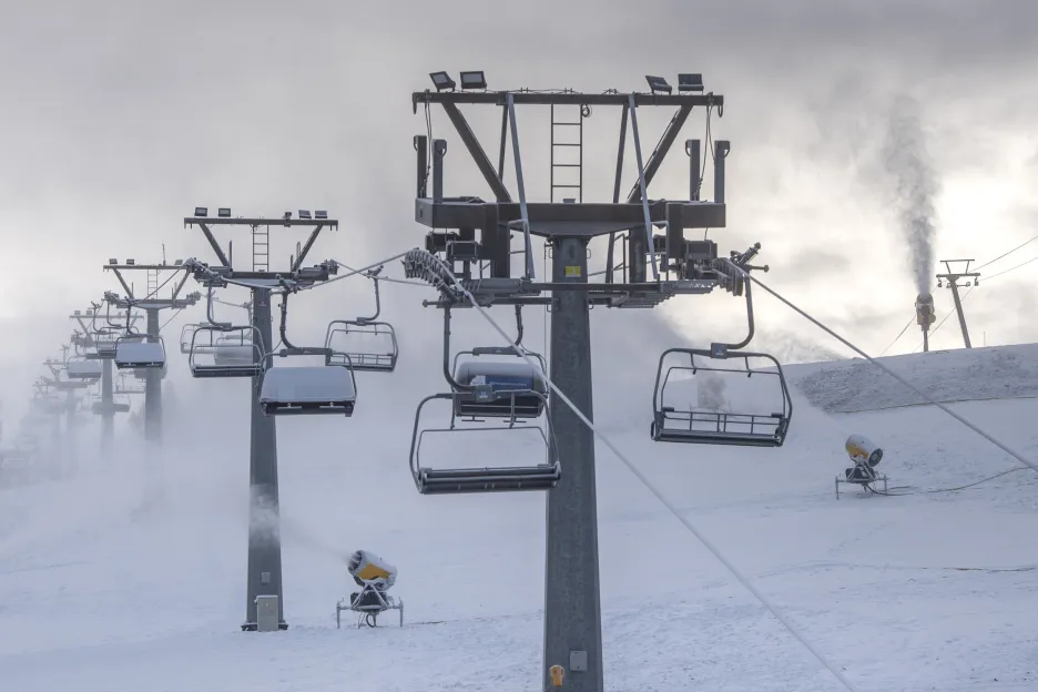 Skiareál Deštné v Orlických horách na Rychnovsku postupně zasněžuje sjezdovky před zahájením sezóny 