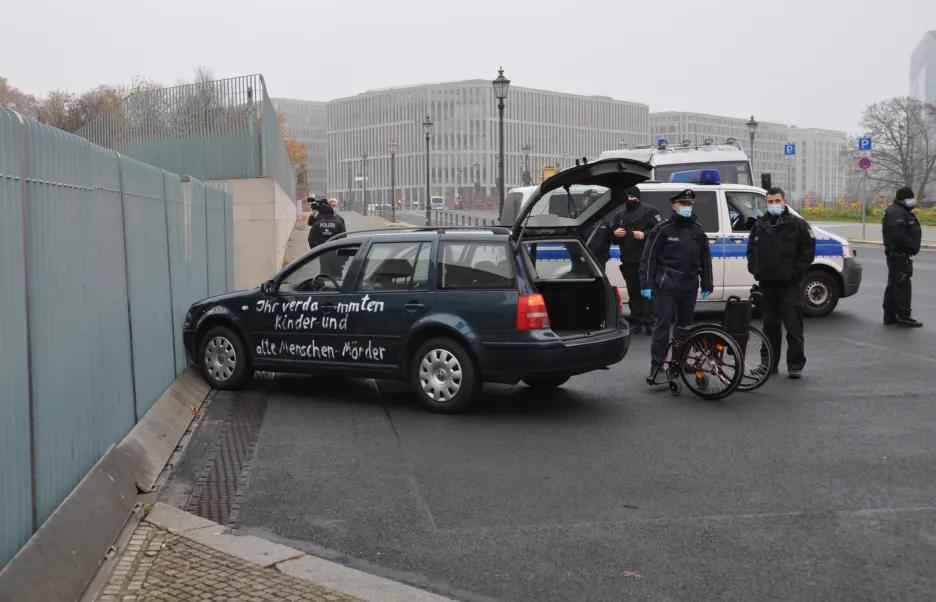 Policie vyšetřuje náraz auta do brány sídla německé kancléřky