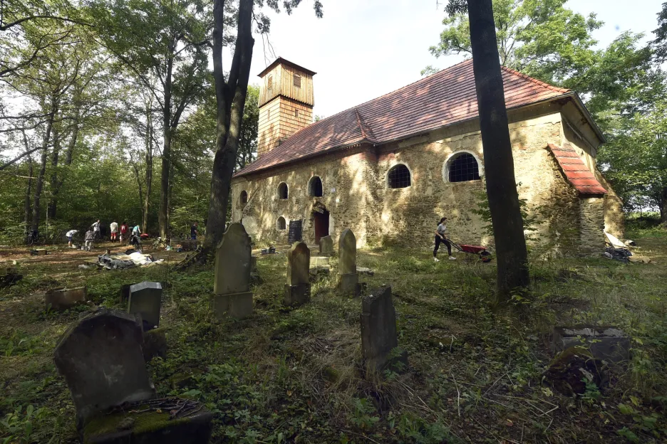 Gotický kostel v zaniklé obci Pelhřimovy na Osoblažsku