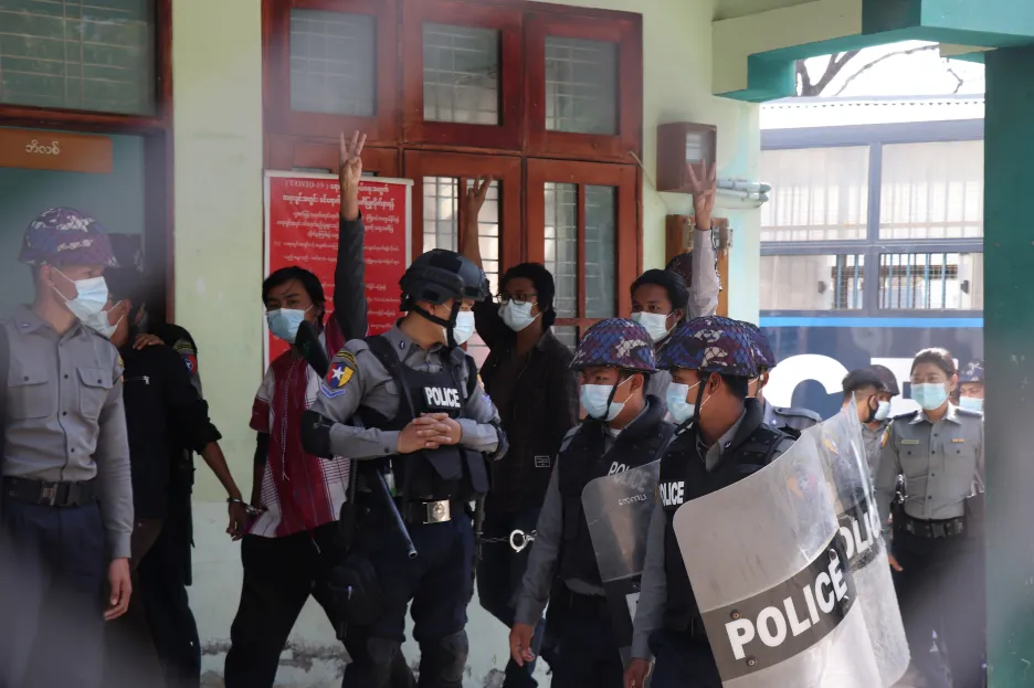 Zadržení studenti po protestu proti puči