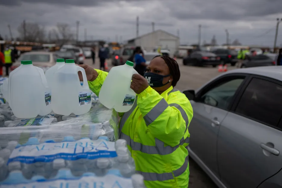 Dobrovolníci rozdávají vodu v texaském Houstonu