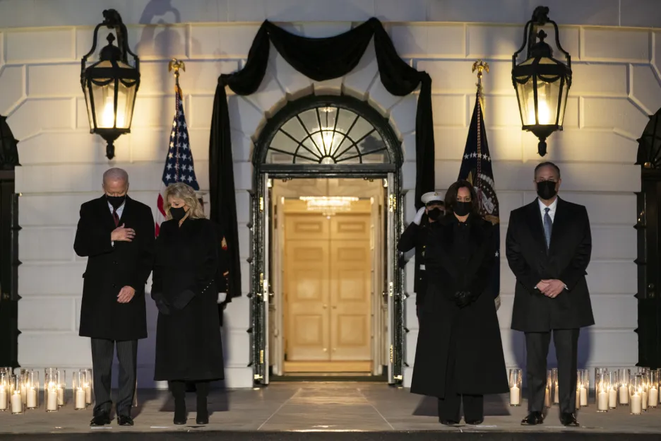 Prezident Joe Biden s viceprezidentkou Kamalou Harrisovou uctili památku zemřelých