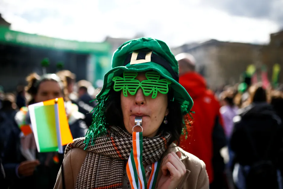 Oslavy provází bujaré veselí, trojlístky, zelená barva nebo irské vlajky
