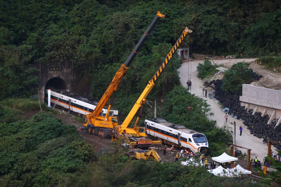 Uklízení místa nehody tchajwanského vlaku